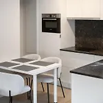 Newstreet10 - Modern Location In The Heart Of