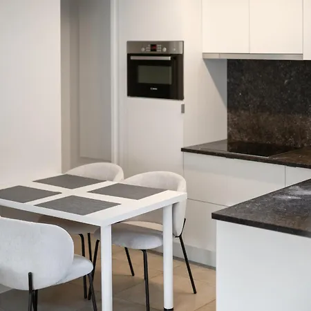 Newstreet10 - Modern Location In The Heart Of